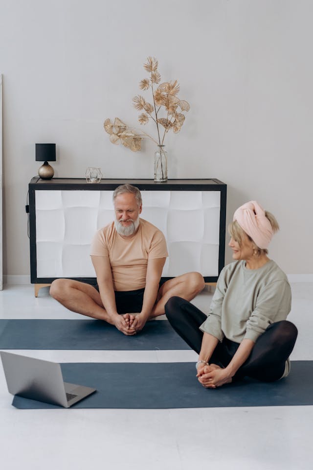 pexels-mikhail-nilov-7529990 senior downsizing